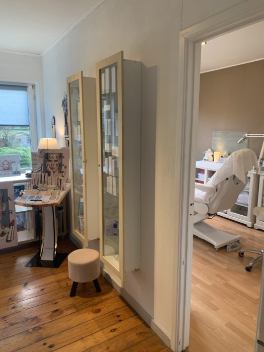 Accueil de l'institut de beauté Ashley, chaise de soins et de maquillage